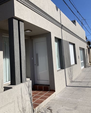 Casa con revestimiento texturado a llana colocado