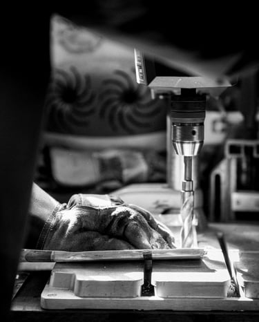 Photo des mains d'un artisan travaillant dans son atelier