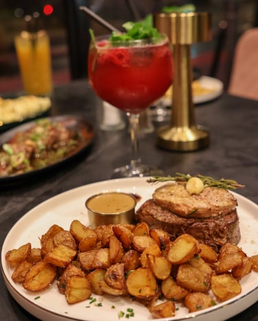 Plat signature halal avec pommes de terre rôties au restaurant La Parisienne à Nîmes