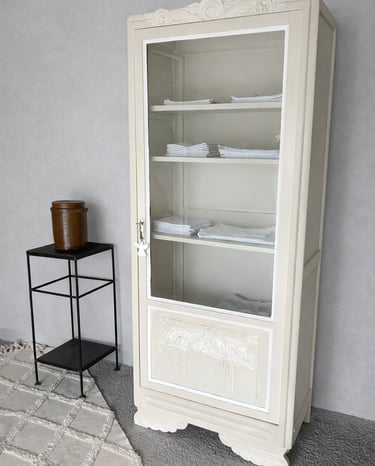 Vitrine repeinte en beige avec patine blanche dans les moulures
