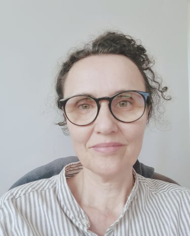 Rosa M Sepulveda, arterapeuta analitica integrativa y artista multidisciplinar. Licenciada