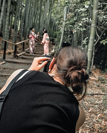 Jana von Lebensmomente fotografiert beim fotografieren von zwei Frauen im Bambuswald in Kyoto.