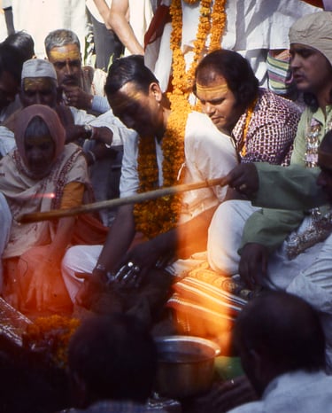 Babaji compie offerte al fuoco sacro