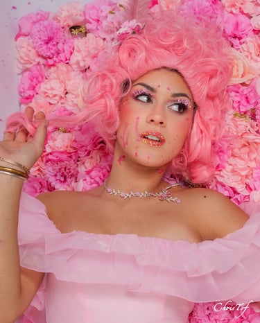 shooting femme avec une perruque rose et une robe assortie sur un fond de rose à Perpignan