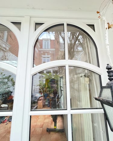 Détail d'une porte fenêtre en bois blanc