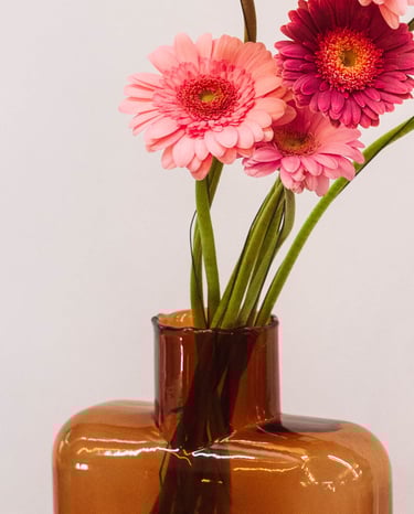 Photo commerciale de fleurs dans un vase art déco