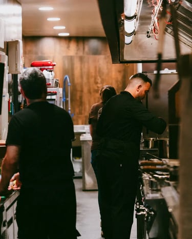 Cocineros trabajando en la cocina de Es Mestral en ses Salines