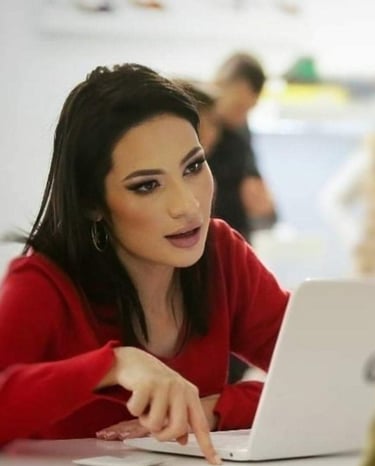 Helena sedi ispred laptopa i tumači horoskop.