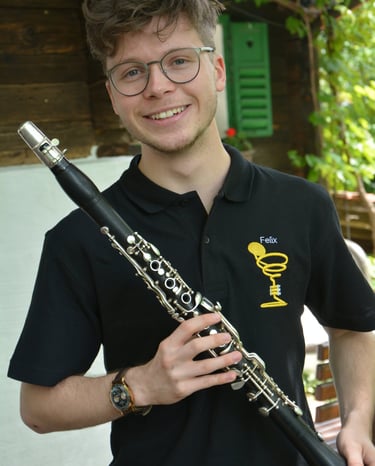 Felix Pieber mit seiner Klarinette  - Moderator Sänger und Musiker bei Brass Cuvée