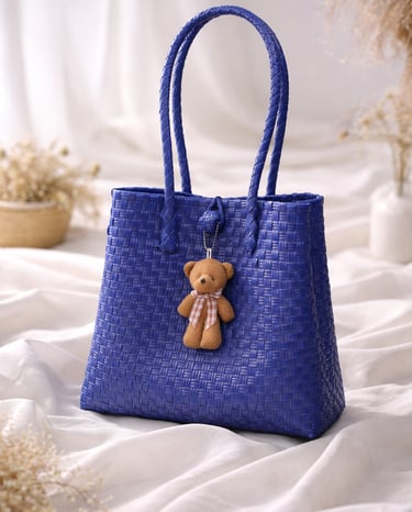 Tas anyaman plastik handmade warna biru dengan aksen boneka, cocok untuk souvenir dan hampers premium