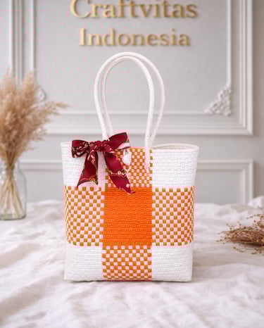 Tas anyaman plastik motif batik warna putih dan oranye handmade dari Craftvitas Indonesia