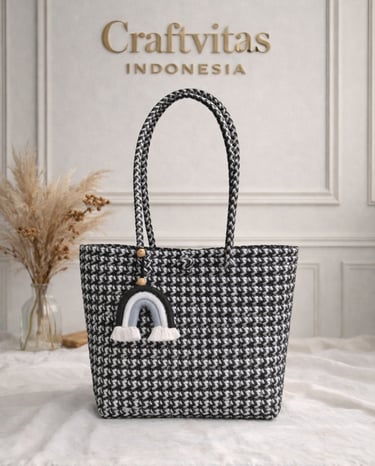 Tas anyaman plastik model sekar hitam putih handmade Craftvitas Indonesia