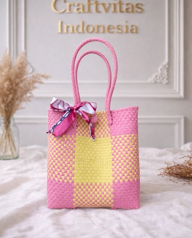 Tas anyaman plastik motif batik pink kuning handmade Craftvitas Indonesia