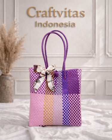 Tas anyaman plastik motif batik ungu mix warna handmade dari Craftvitas Indonesia