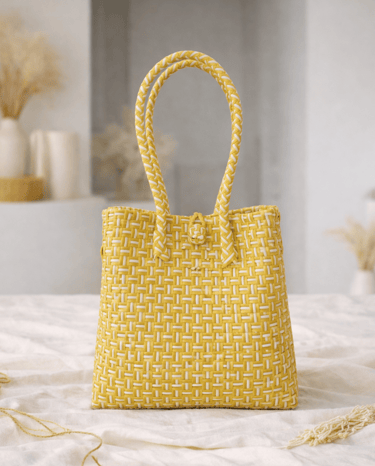 Tas anyaman plastik jali jali warna lurik kuning handmade, tas ramah lingkungan dari plastik daur ulang