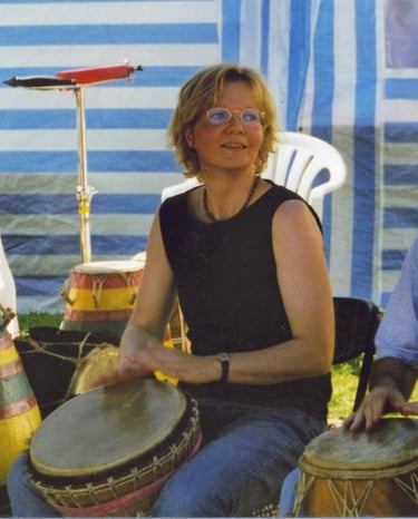 Ariane kommt vom Trommeln zur Handpan