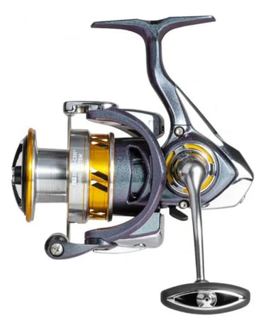 molinete para peixe grande marca daiwa cor prata e dourado posição invertido.