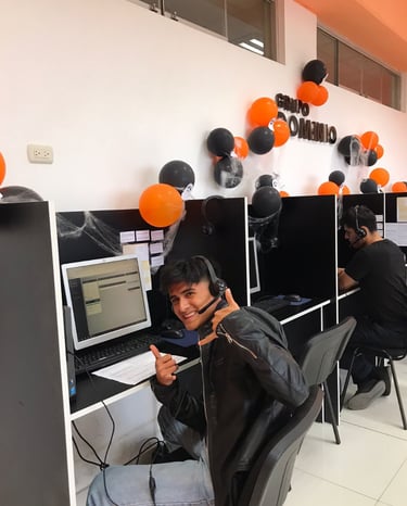 asesor de ventas contento en oficinas de grupo dominio peru