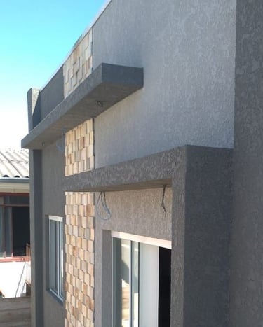 Casa con revestimiento texturado a llana RULATO