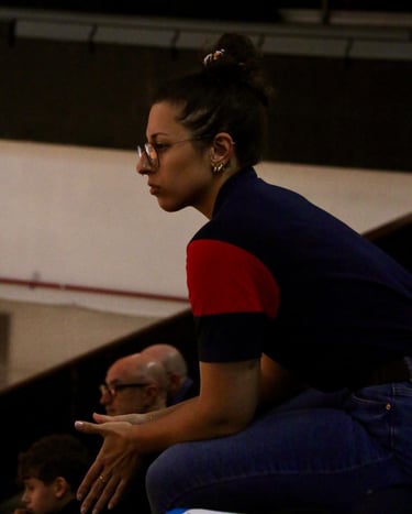 Nell'immagine si vede la Dottoressa concentrata a bordo campo durante una partita