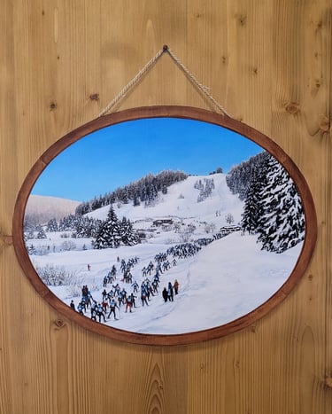 Cadre, ficelle, clou et paysage enneigé du Jura sont peints en trompe-l'oeil sur porte en bois