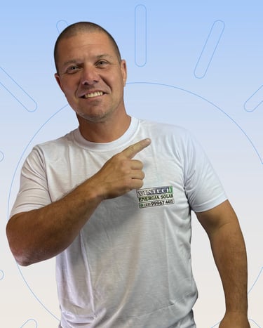 Proprietário da empresa apontando para direita, de camisa branca com a logo da Vintech no peito.