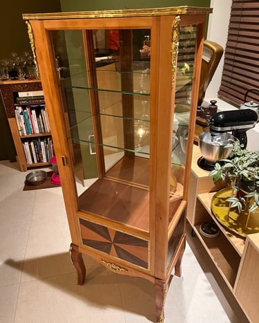 Unieke gefineerde vitrinekast. Perelaar constructie en notelaar fineer afwerking.