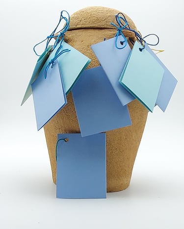 estelle del céramiste urne artisanale recouverte de mots doux