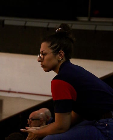 Nell'immagine si vede la Dottoressa concentrata a bordo campo durante una partita