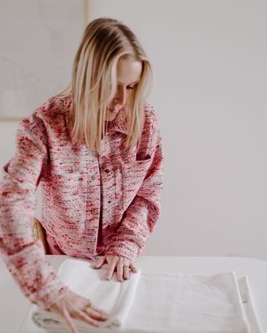 Julie Robert, home organiser à Grenoble, pliant du linge lors d’un accompagnement en organisation de