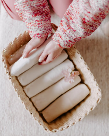 Pliage et organisation du linge dans un panier pour un intérieur apaisé et harmonieux