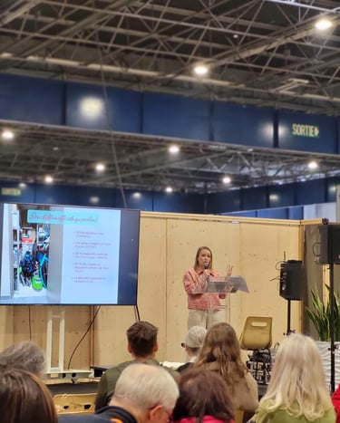 Julie Robert, Home Organiser à Grenoble, en conférence au salon Naturissima devant un public