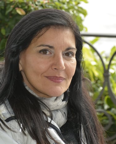 Clara Mennella brinda con un calice di vino durante un evento enogastronomico – Oltre i Fornelli