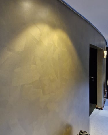 enduit décoratif, finition murale, stucco, couloir rénové, peinture intérieure haut de gamme