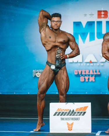 Fisiculturista com troféu