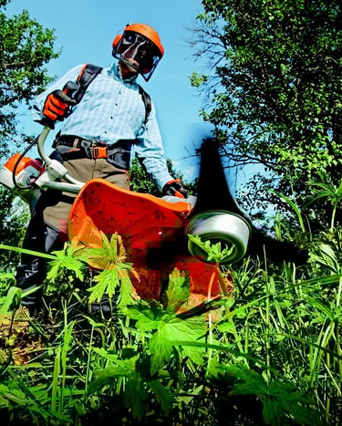 un jardinier travaillant dans son jardin