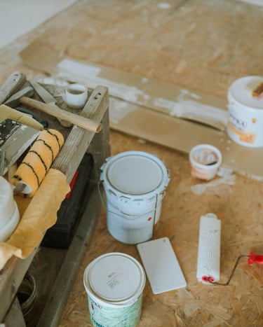 des pots de peinture sur un établi symbolisant la rénovation