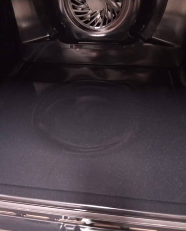 Interior de un horno limpio tras limpieza exhustiva de nuestro equipo