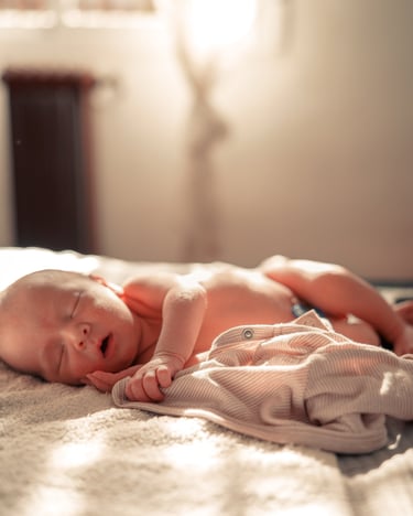 fotografia de bebe durmiendo en la cama sesion de fotos en granada