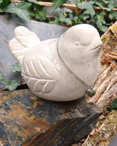 oiseau voyageur en ciment porte message mort, défunt