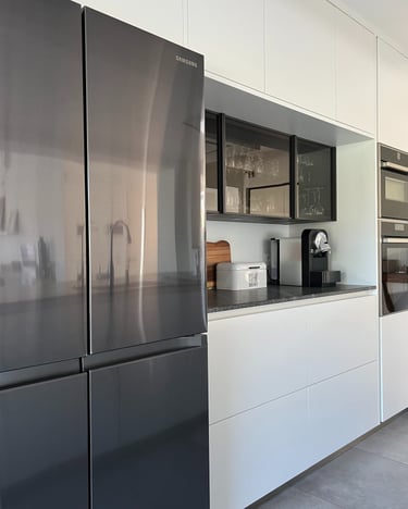 cuisine avec réfrigérateur américain et vitrines