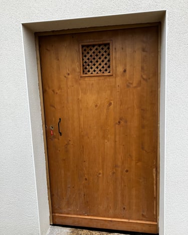 Porte menant à l'extérieur faite par Laroux Menuiserie