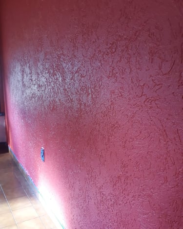Revestimiento texturado ROJO a lana en pared rulato