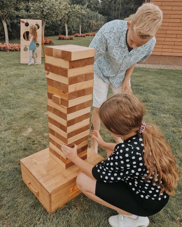 XXL Jenga su užduotimis žaidimas – žaidimų nuoma Klaipėdoje.