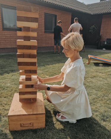 XXL Jenga su užduotimis žaidimas – žaidimų nuoma Klaipėdoje.