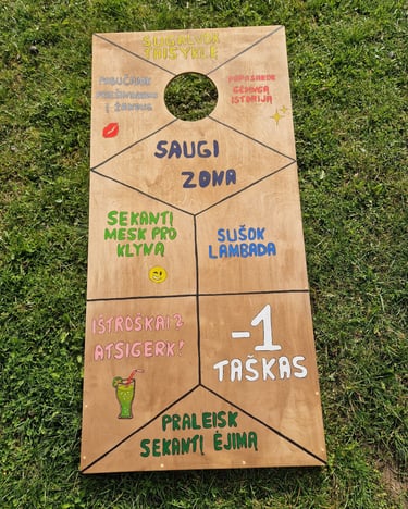 Cornhole su užduotimis žaidimas nuomai Klaipėdoje – smagus iššūkis šventėms.