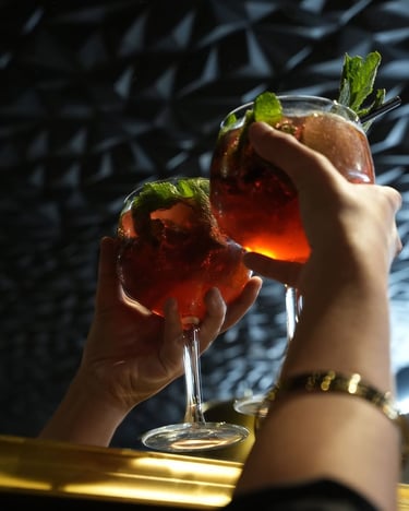 Cocktails maison servis au restaurant La Parisienne à Nîmes dans une ambiance élégante