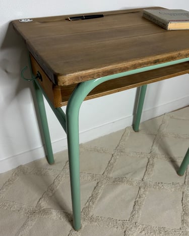 Bureau d'écolier restauré, plateau entièrement poncé et pieds repeints en vert.