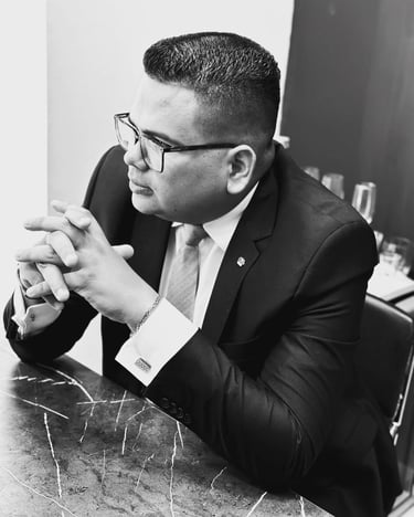 Imagem de um advogado renomado, Jonatan Santos em seu escritório
