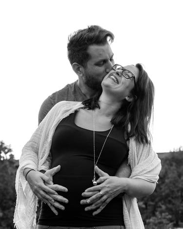 gravidanza, futura mamma e futuro papà felici, maternity